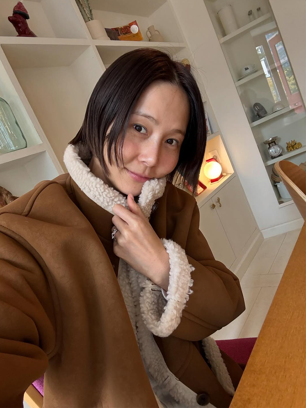 카멜 컬러의 시어링 하이넥 재킷을 입은 김나영의 사진