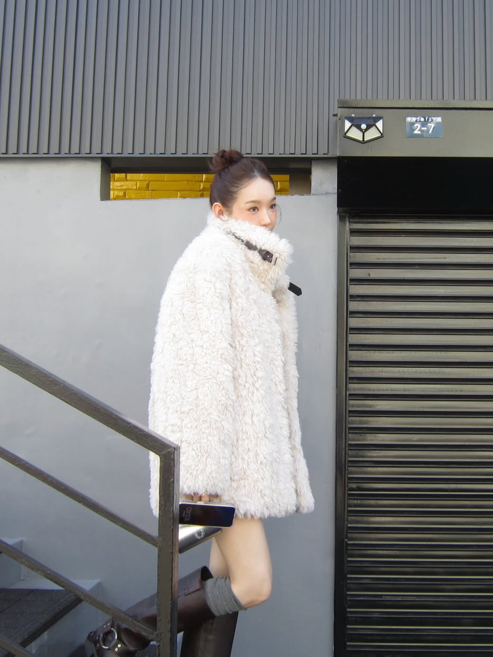 아이보리 컬러의 하이넥 퍼 재킷을 입은 다비치 강민경의 사진