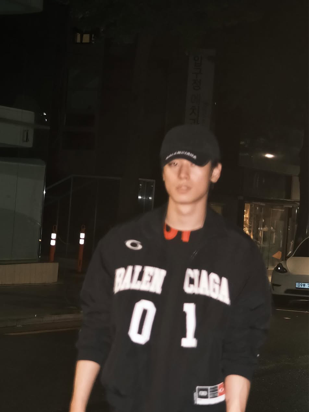 프로토타입스 반팔 위에 발렌시아가 윈드 브레이커와 볼캡을 매치한 더보이즈 주연의 사진