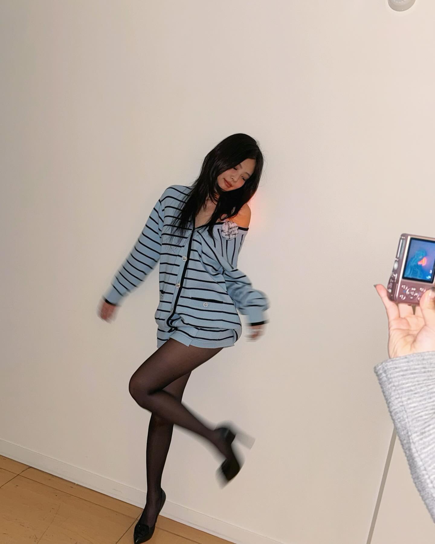 샤넬 니트 셋업을 착용한 제니