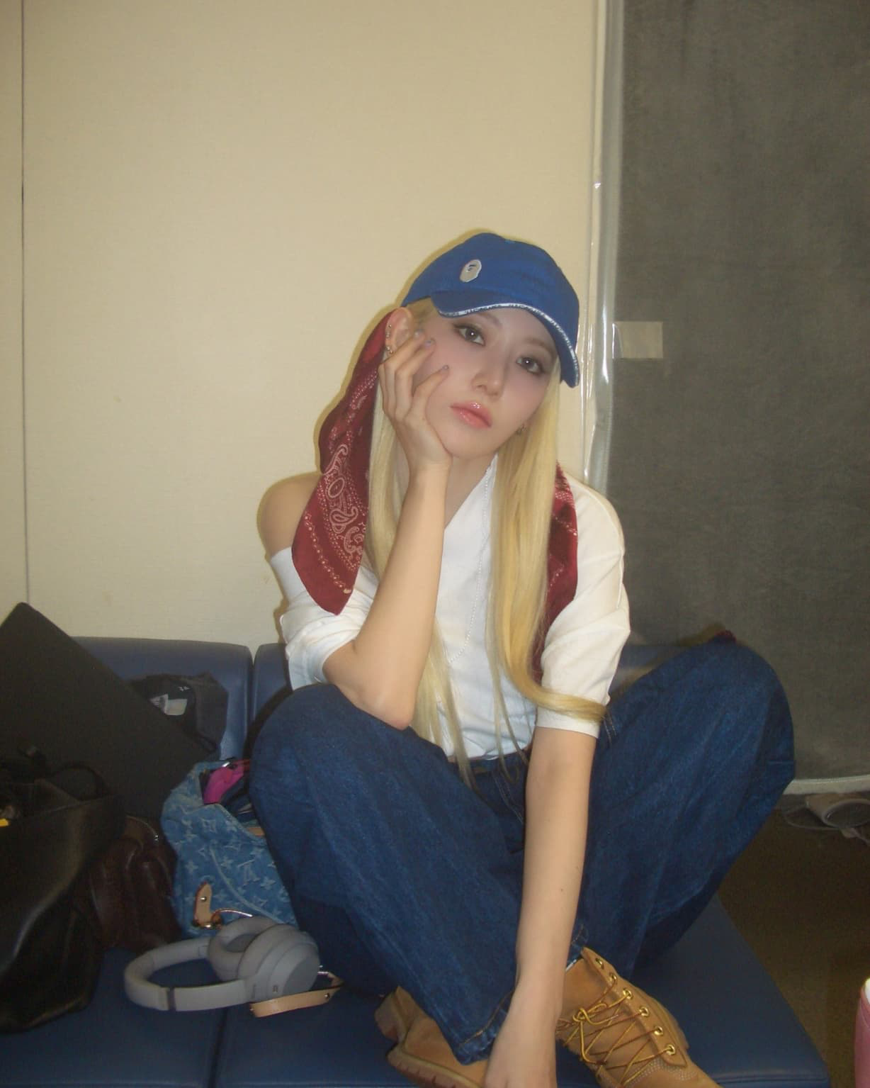 코발트블루 모자와 인디고 데님, 반다나를 매치해 Y2K 룩을 보여준 르세라핌 사쿠라