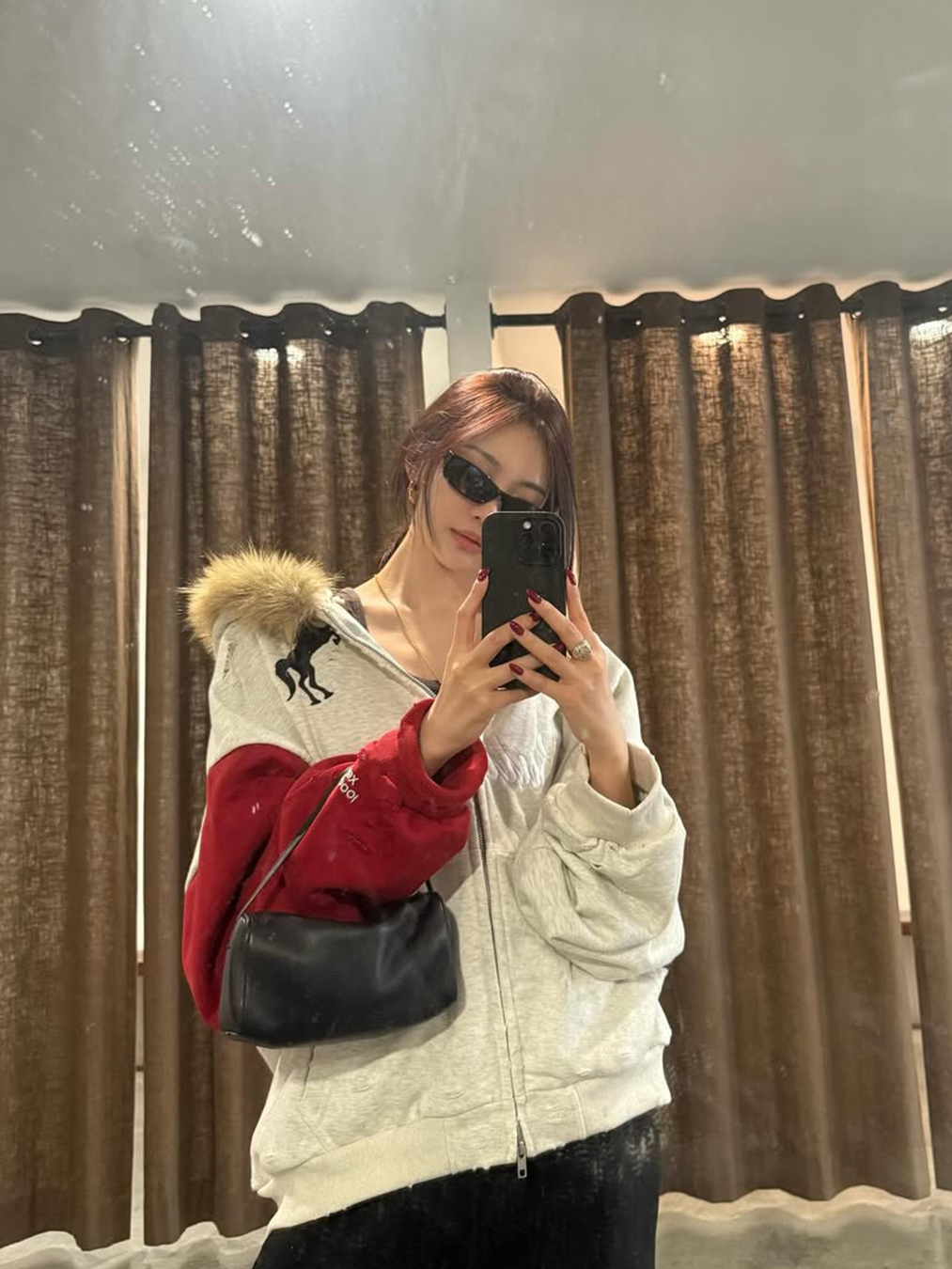 프로토콜 인덱스의 라쿤 퍼 트리밍 후드집업을 입은 에스파 닝닝