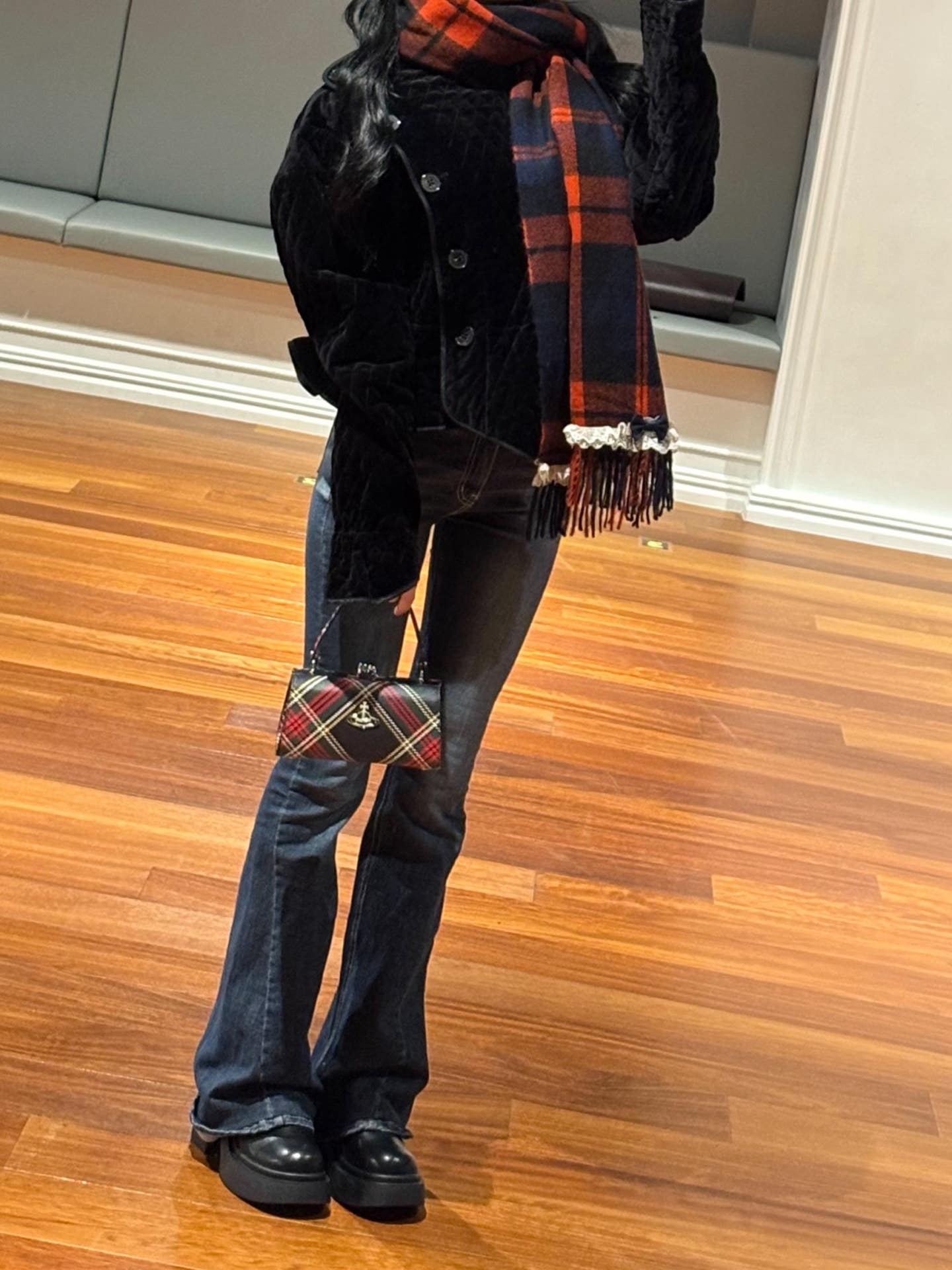 인디고 데님과 레드 체크무늬 머플러와 비비안웨스트우드 가방을 매치하여 빈티지한 분위기를 살린 베이비몬스터 아현