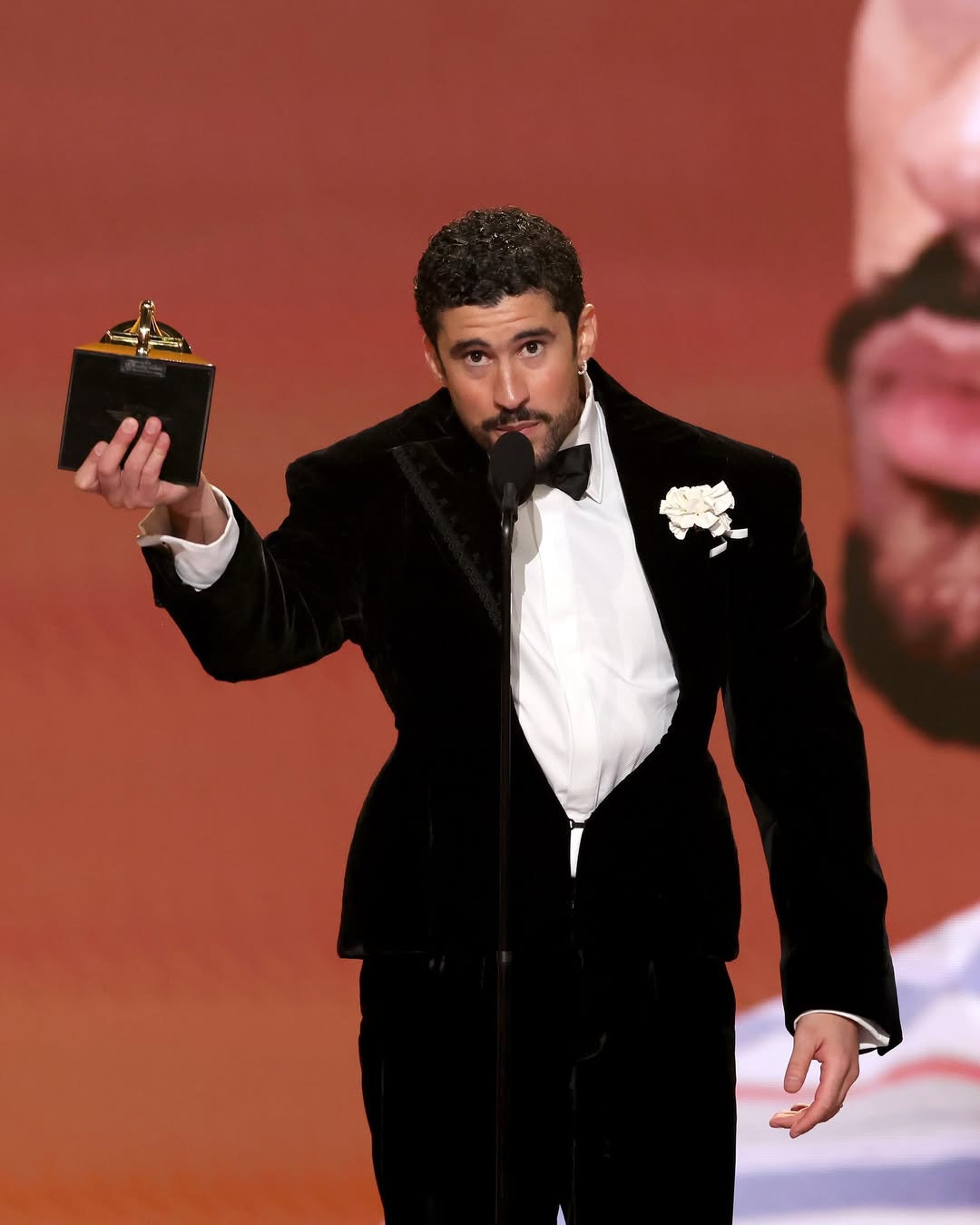 ‘올해의 앨범’ 부문을 수상한 배드 버니