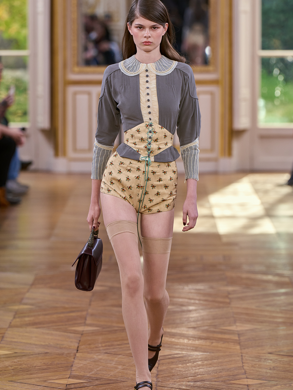 앙팡 리쉬 데프리메 2025 FW 컬렉션 룩 사진