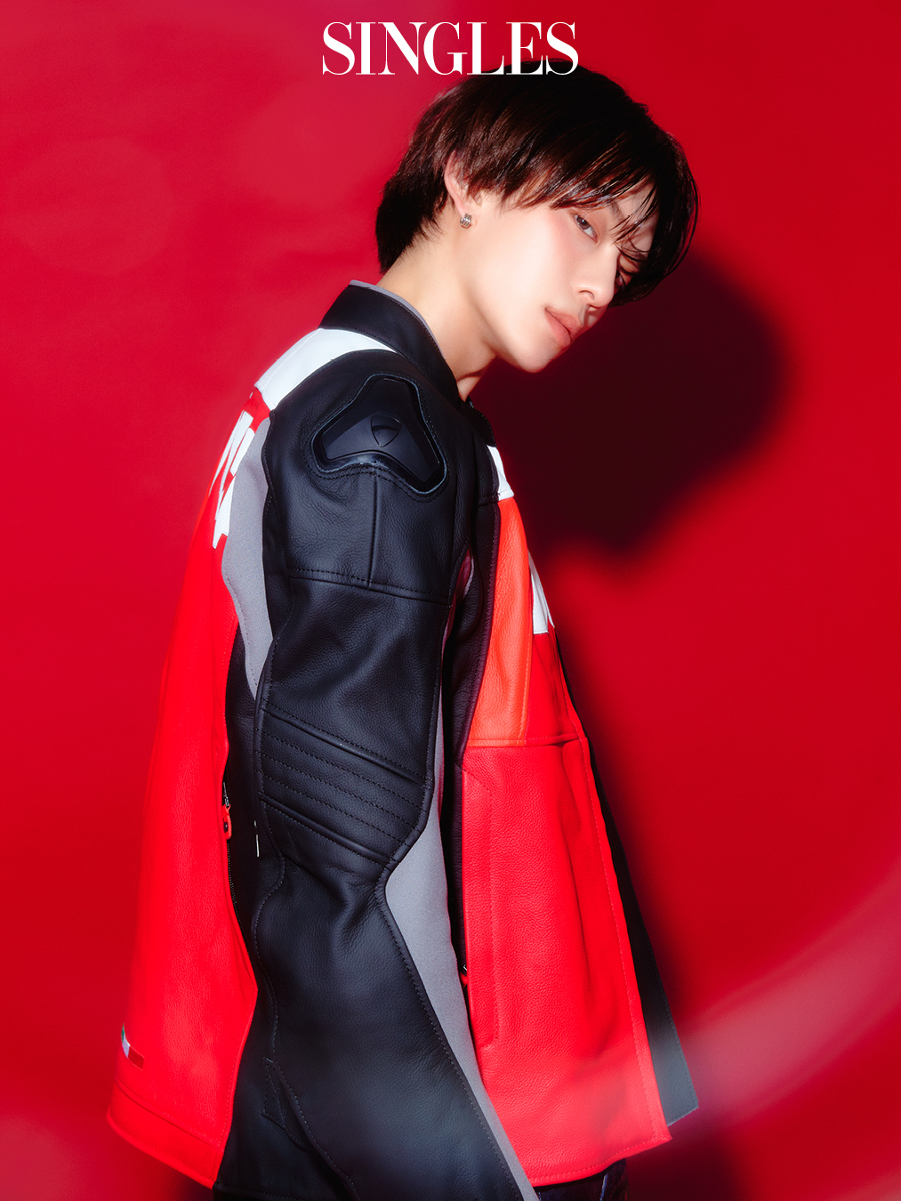 강민의 싱글즈 4월 호 화보 이미지