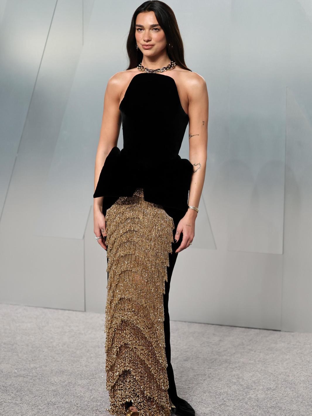 두아 리파의 스키아파렐리의 블랙 앤 골드 드레스