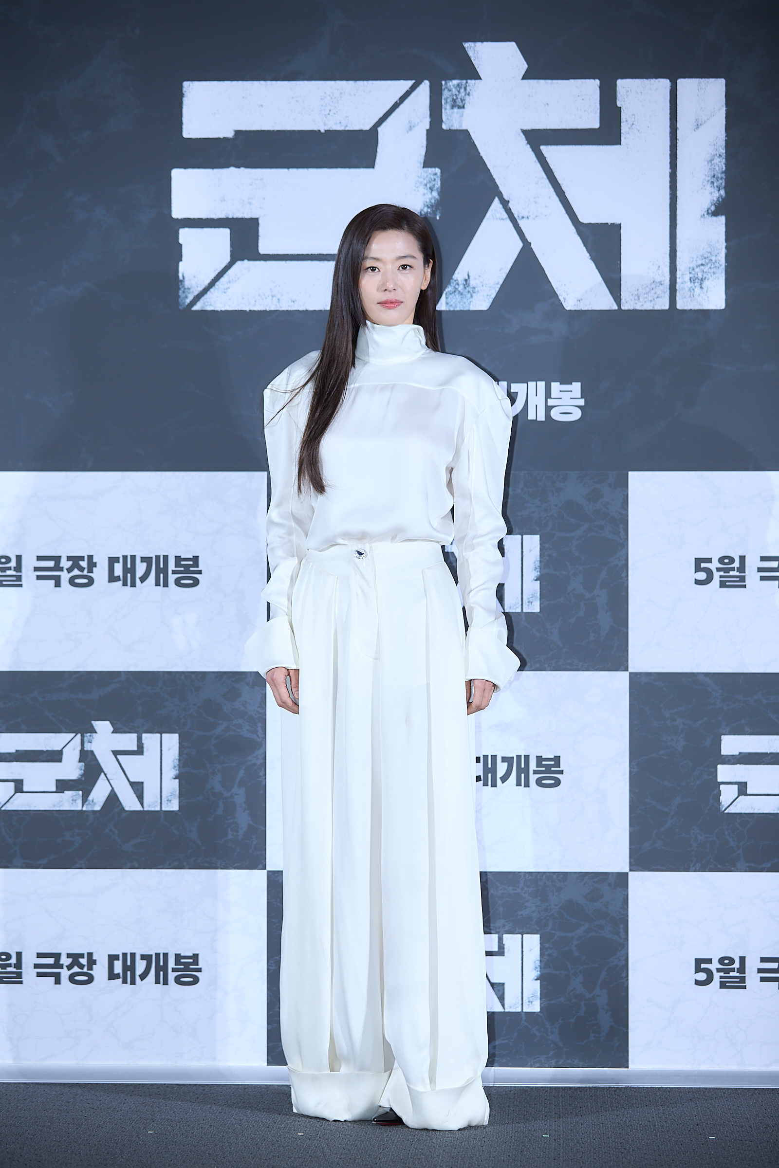 영화 <군체> 제작보고회 전지현 포토월 이미지