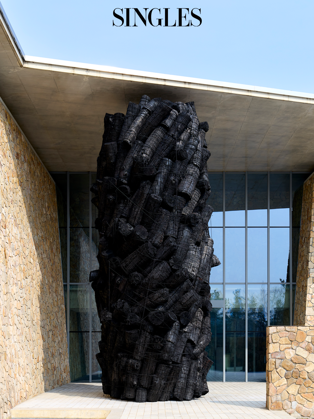 뮤지엄 산 본관 앞 〈불로부터(Issu du feu)〉. ⓒ Museum SAN, Photo by Sangtae Kim.