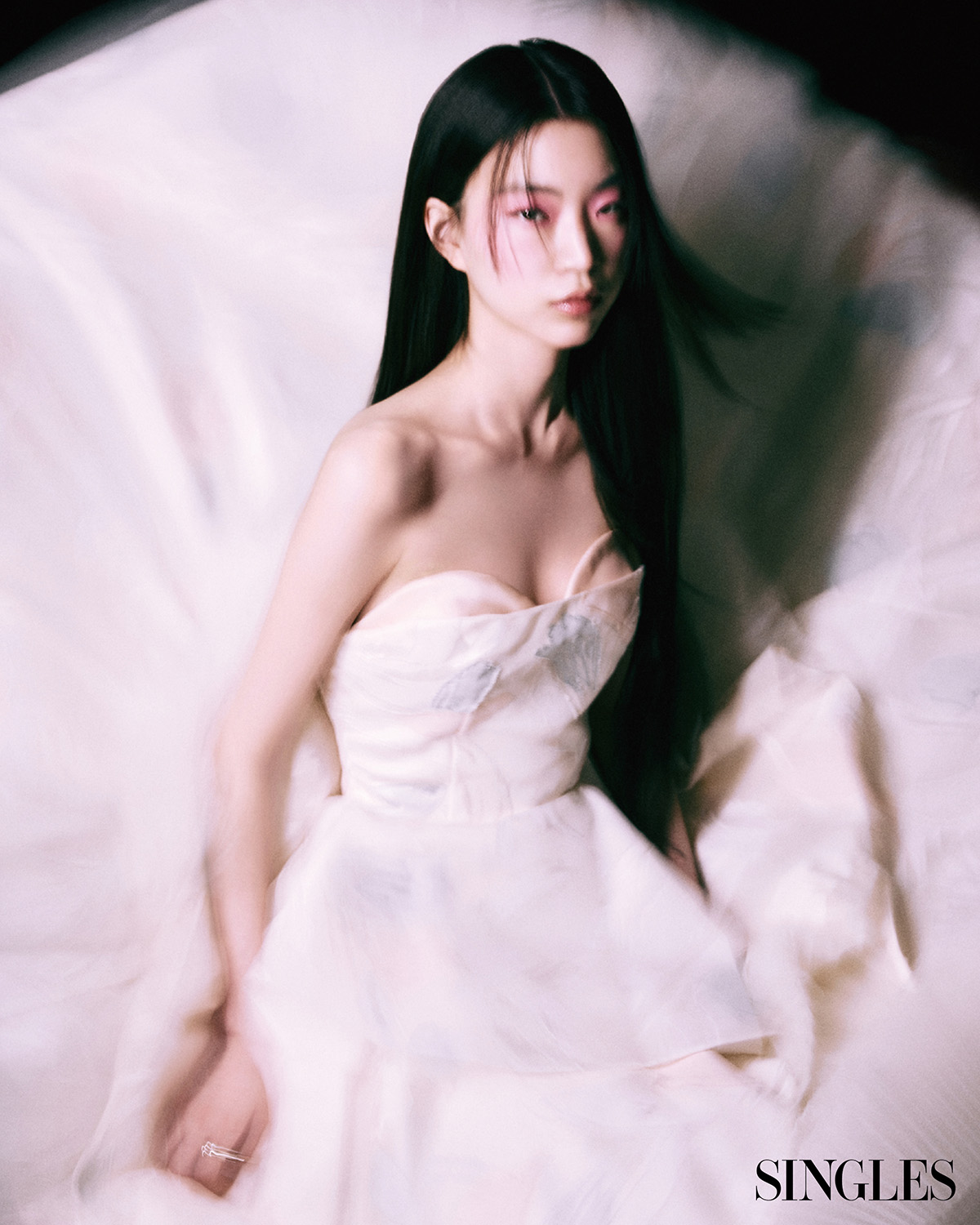  싱글즈 5월 호 뷰티 메이크업 화보 이미지