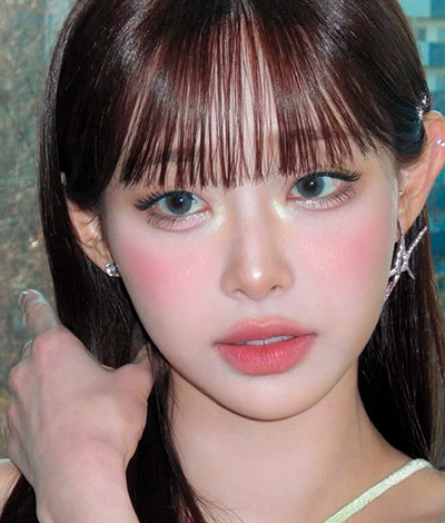 지금 메이크업의 한끗 : 빛과 결을 더하기