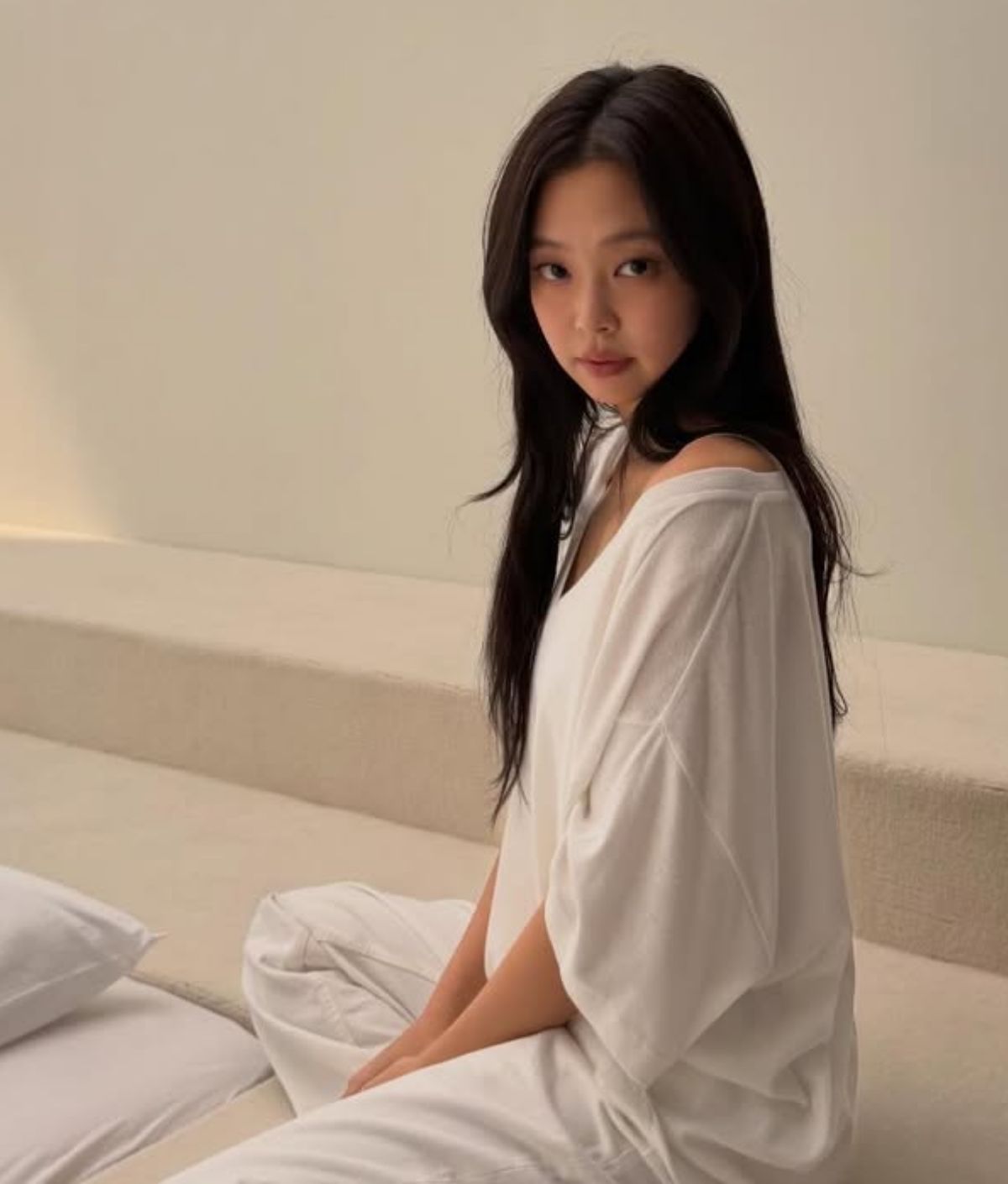 에어컨 밑 필수템, 지금 가장 쿨한  ‘화이트 커버 업 롱슬리브’