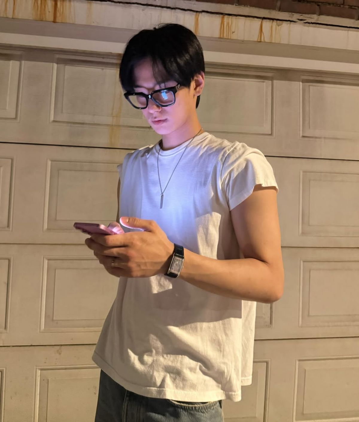평범한 흰 티와 데님에 ‘이것’ 하나 더했을 뿐인데
