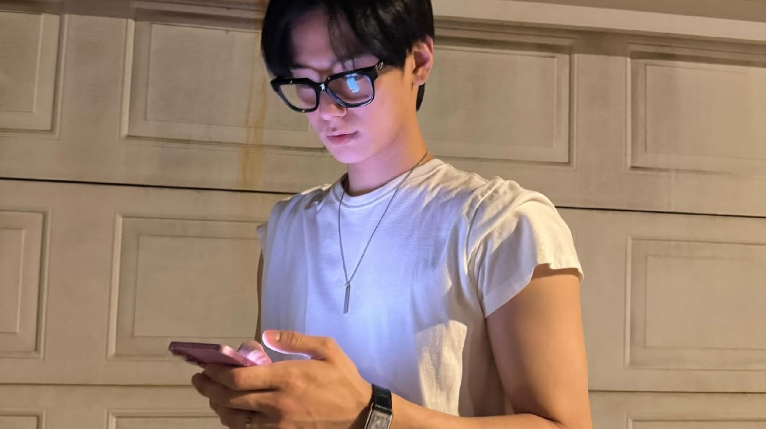 평범한 흰 티와 데님에 ‘이것’ 하나 더했을 뿐인데